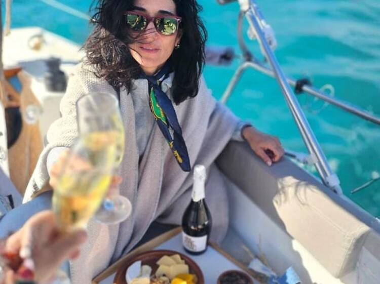 Vivir la experiencia de navegar sobre el dique Potrerillos