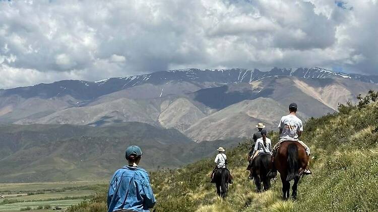 Día de campo recargado: mesa compartida y un poco de aventura en la montaña