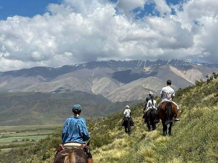 Día de campo recargado: mesa compartida y un poco de aventura en la montaña