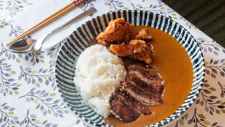 Japanilainen curry annos porsaanleikkeellä raviintolassa Tajima Helsingissä