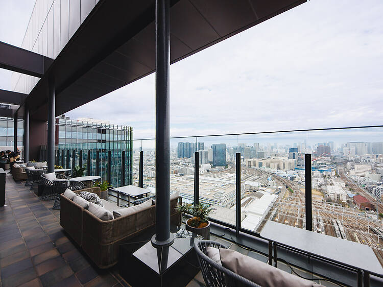 カクテル越しに車両基地を見下ろす。