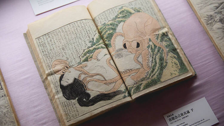 春画の名作『蛸と海女』が歌舞伎町に登場、北斎と英泉が描く江戸の官能美に浸る特別展が開幕