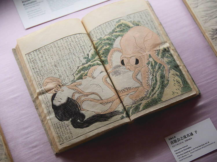 春画の名作『蛸と海女』が歌舞伎町に登場、北斎と英泉が描く江戸の官能美に浸る特別展が開幕