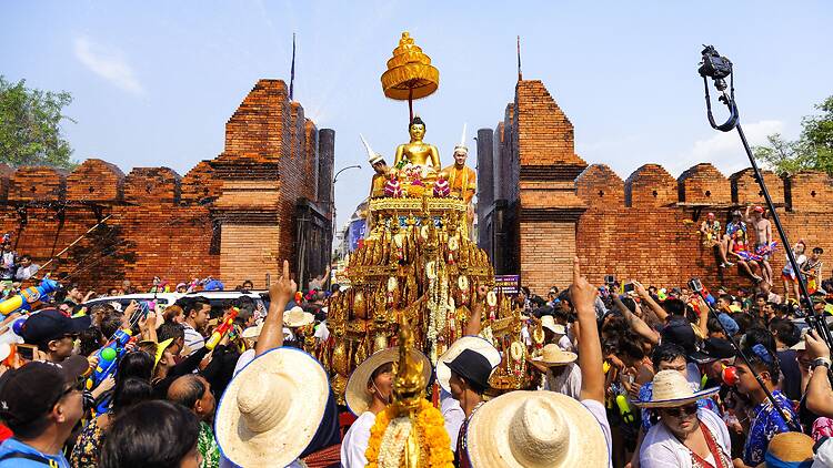 Thapae Gate and Ratchadamnern Road