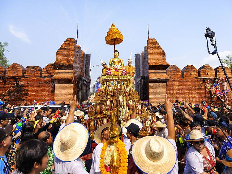 Thapae Gate and Ratchadamnern Road