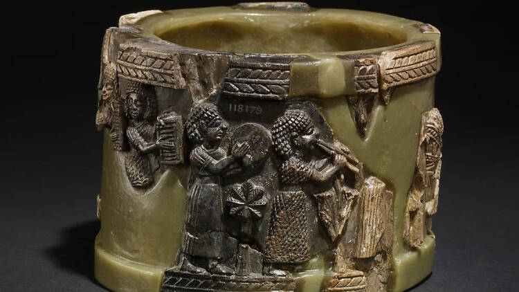 Píxide, o caja cilíndrica con tapa, de marfil, decorada con una escena continua de músicos, 800-600 a. de C., palacio sureste, Nimrud (Irak). © The Trustees of the British Museum