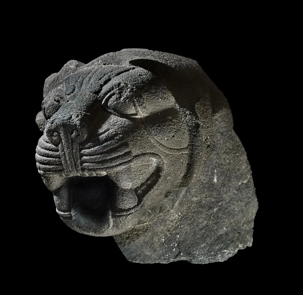 Cabeza de basalto gris de un le&oacute;n rugiente, siglo IX a. de C., Carcam&iacute;s (frontera entre Siria y Turqu&iacute;a). &copy; The Trustees of the British Museum (2026)