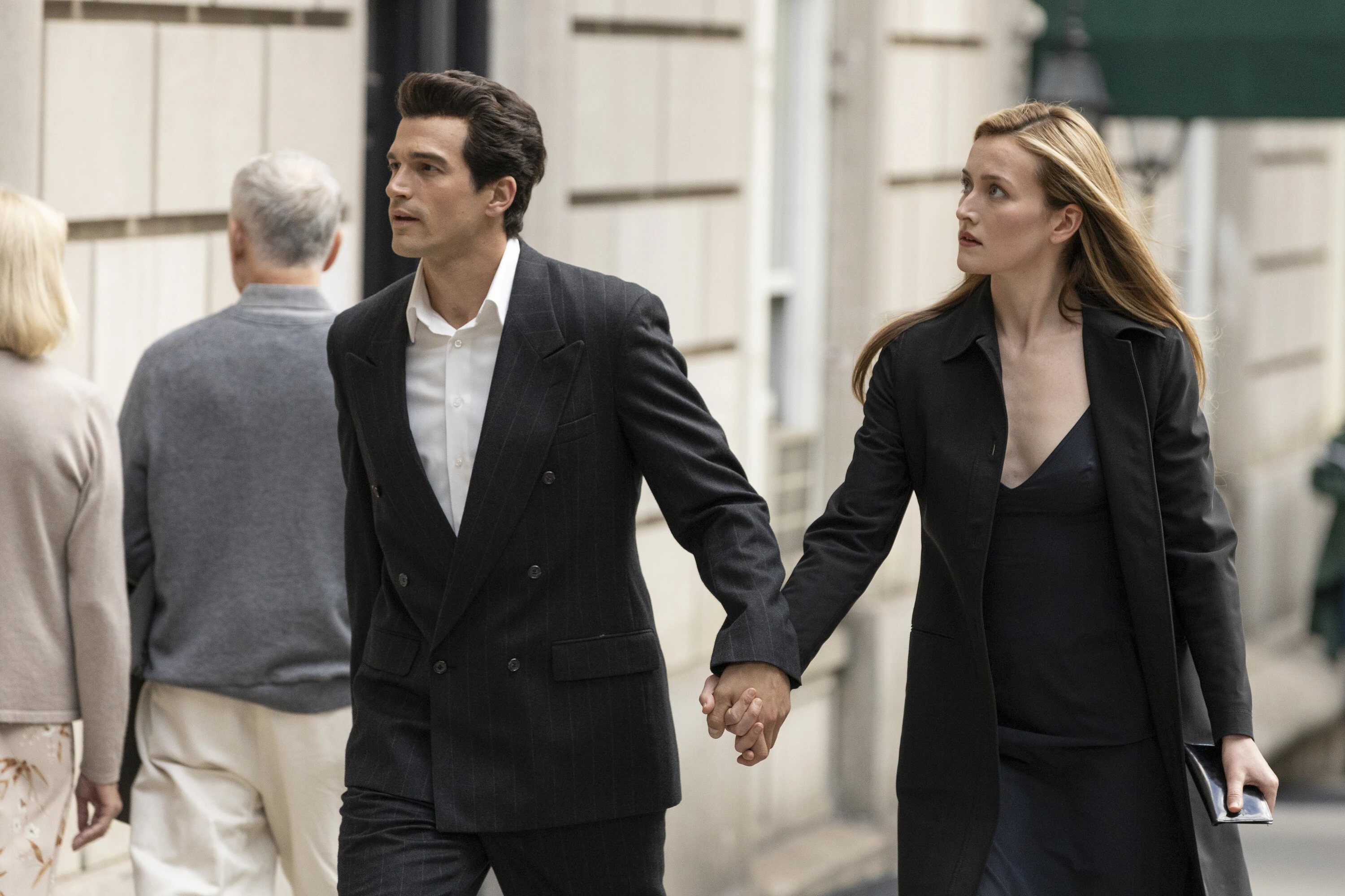 Screenshorts of Carolyn and JFK Jr. on NYC streets in FX&rsquo;s Love Story: John F. Kennedy Jr. & Carolyn Bessette