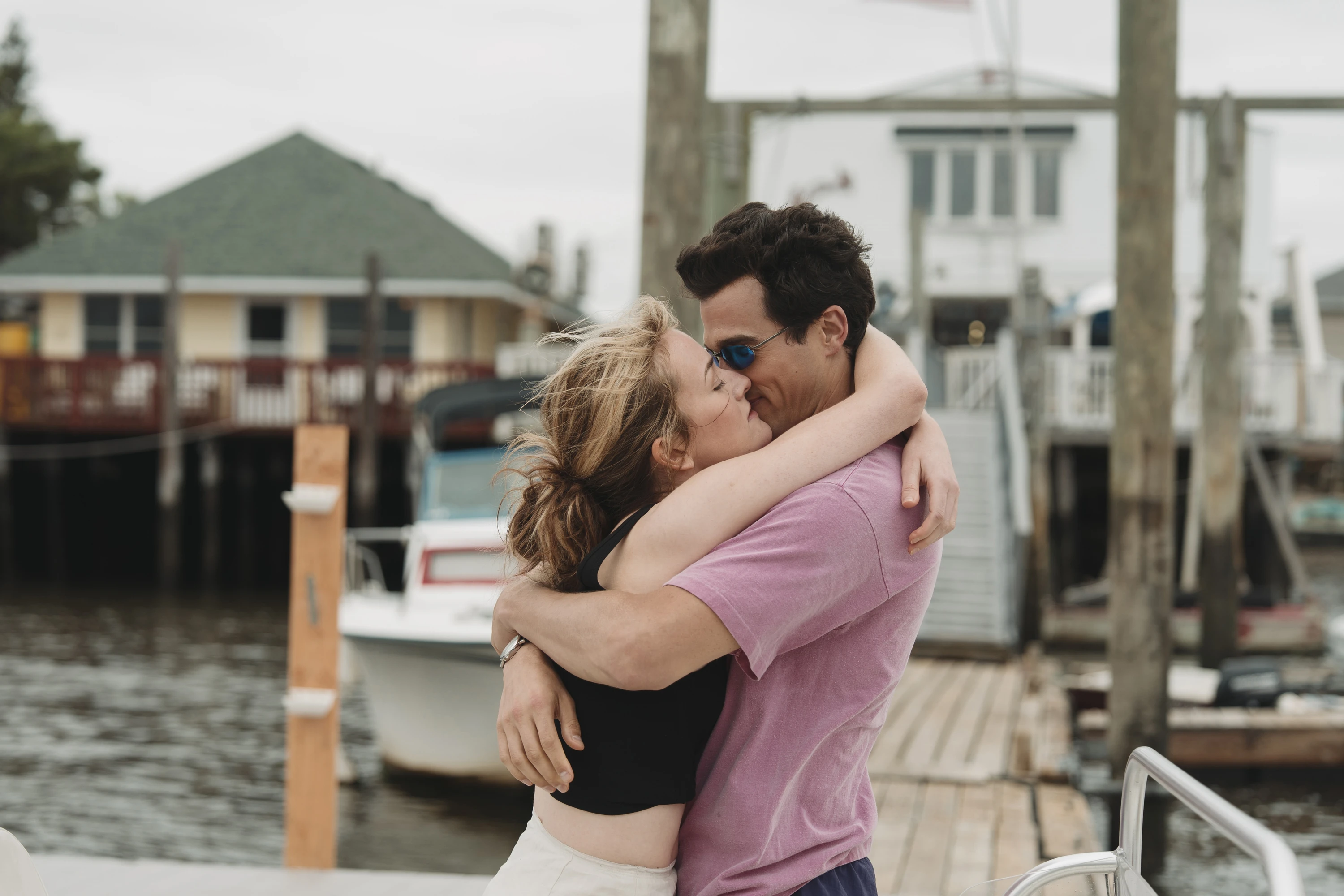 FX's Love Story: John F. Kennedy Jr. & Carolyn Bessette -- "I Love You" -- Season 1, Episode 4 (Airs Thurs., February 19) -- Pictured:  (l-r) Sarah Pidgeon as Carolyn Bessette, Paul Anthony Kelly as John F. Kennedy Jr.