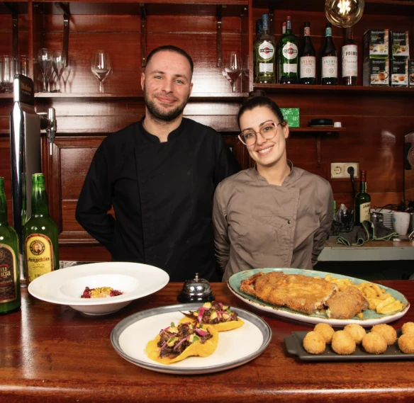 Pareja al frente de Yantar Sidrer&iacute;a Gastron&oacute;mica