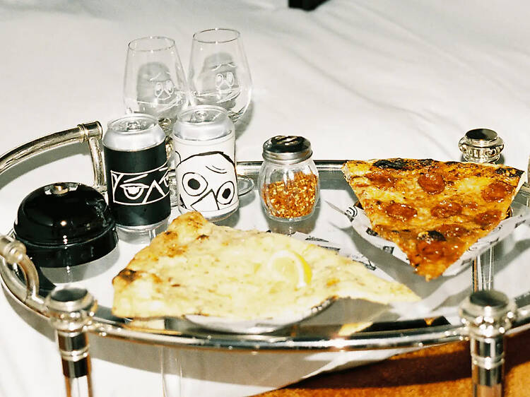 Pizza new-yorkaise et chambre stylée : le plan parfait pour finir le week-end. Pizza new-yorkaise et chambre stylée : le plan parfait pour finir le week-end.