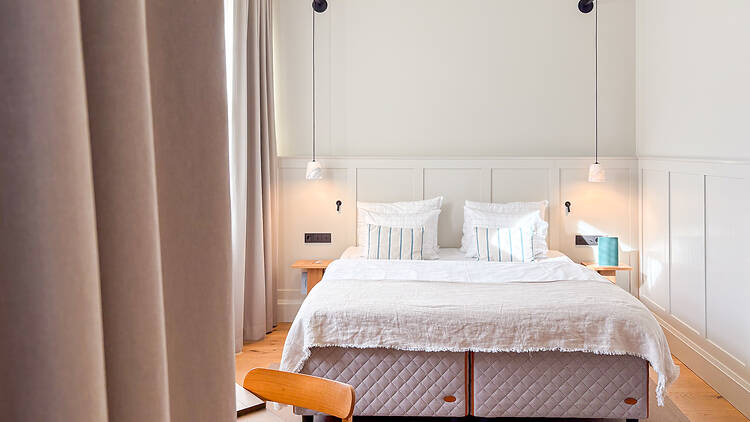 verhon takaa näkyy sänky hotelli Runon huoneessa Porvoossa