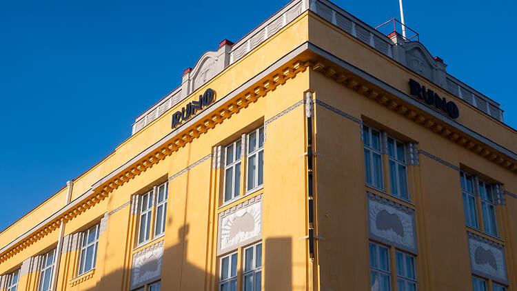 Varjot lankeavat hotelli Runon keltaiselle julkisivulle