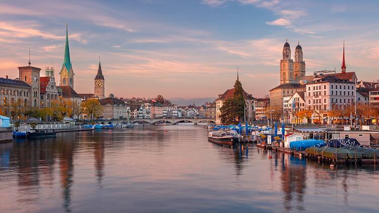  Cityscape image of Zurich, Switzerland at beautiful autumn sunset.