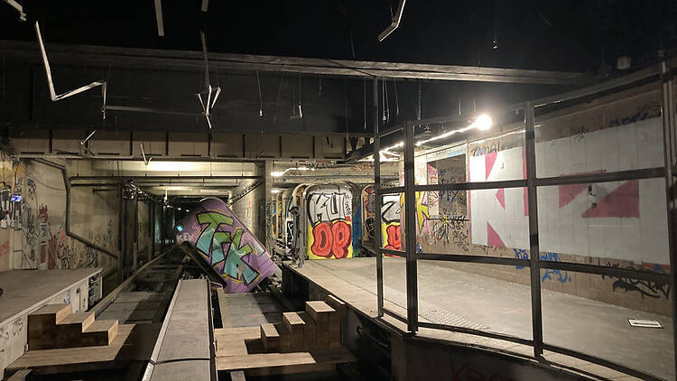 Trente ans après sa construction, une station de métro fantôme va bientôt se transformer en boîte de nuit souterraine