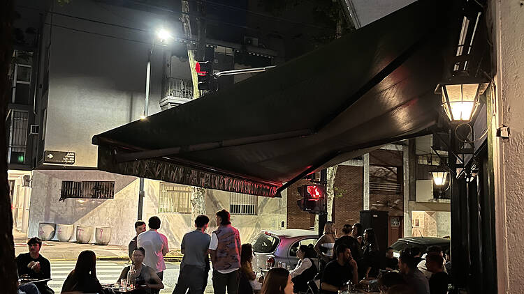 Suma: cantina moderna con espíritu de club social Suma: cantina moderna con espíritu de club social