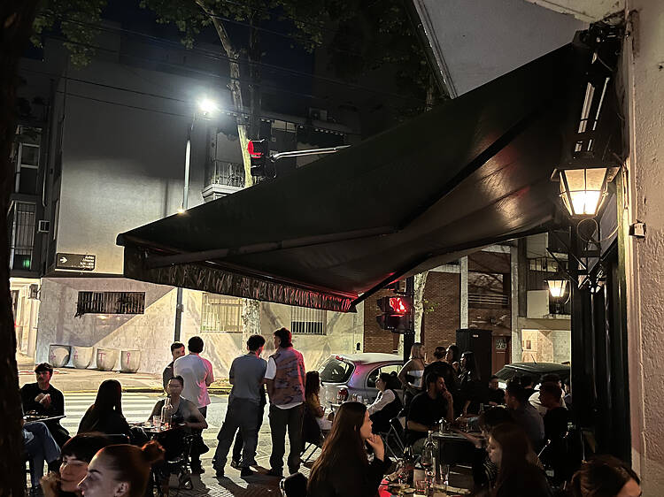 Suma: cantina moderna con espíritu de club social Suma: cantina moderna con espíritu de club social