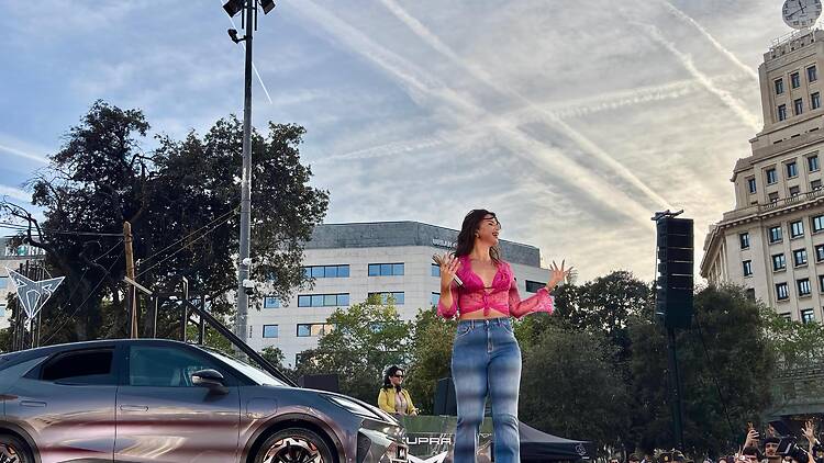 Nathy Peluso a la plaça de Catalunya