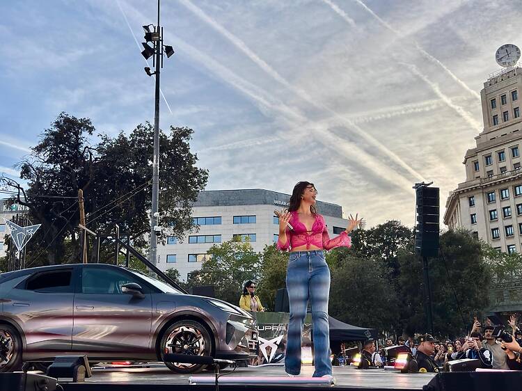Nathy Peluso revoluciona la plaça de Catalunya: així ha estat el seu concert sorpresa al cor de Barcelona