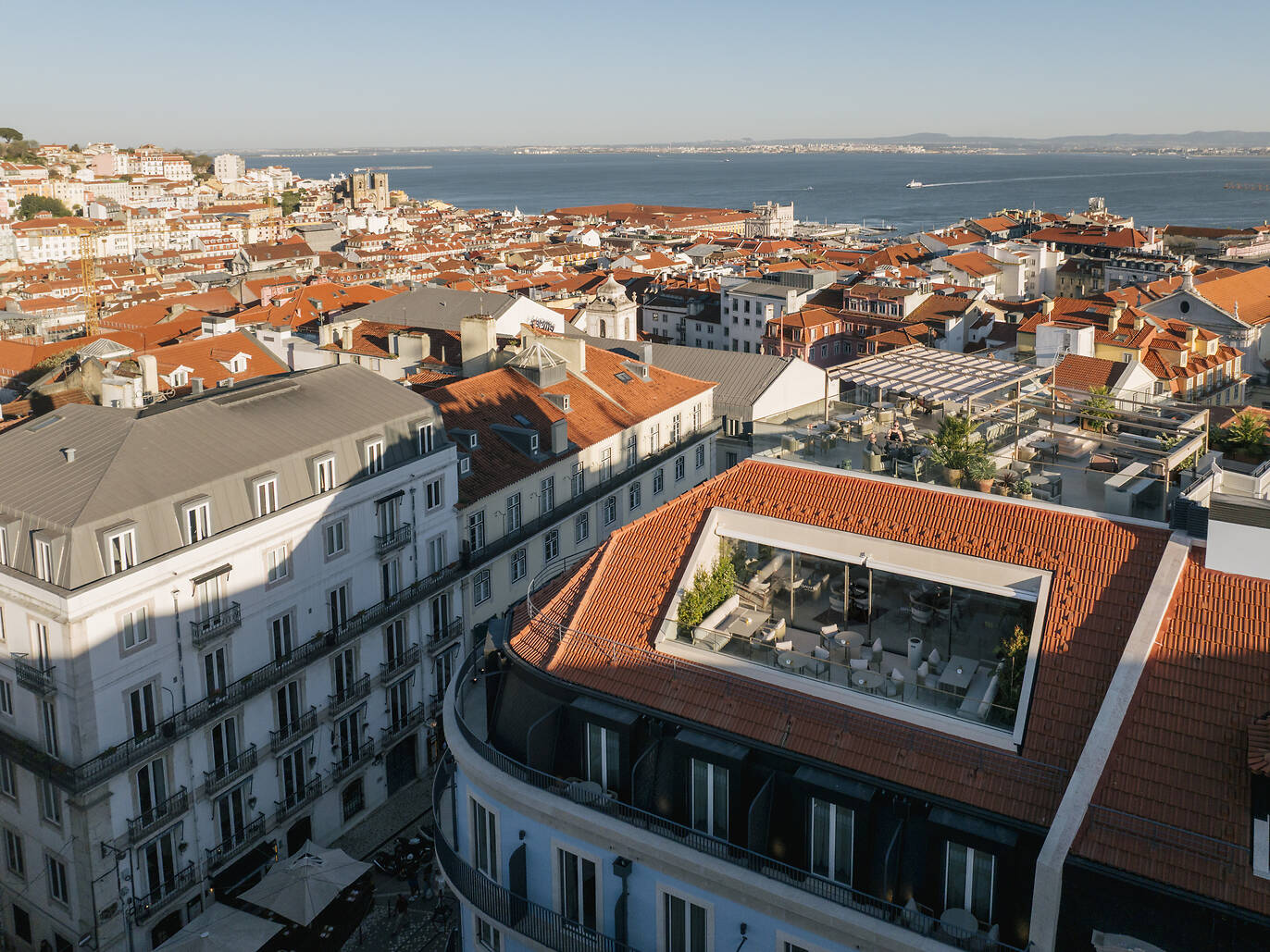 Os melhores rooftops em Lisboa onde vai querer subir no Verão de 2026