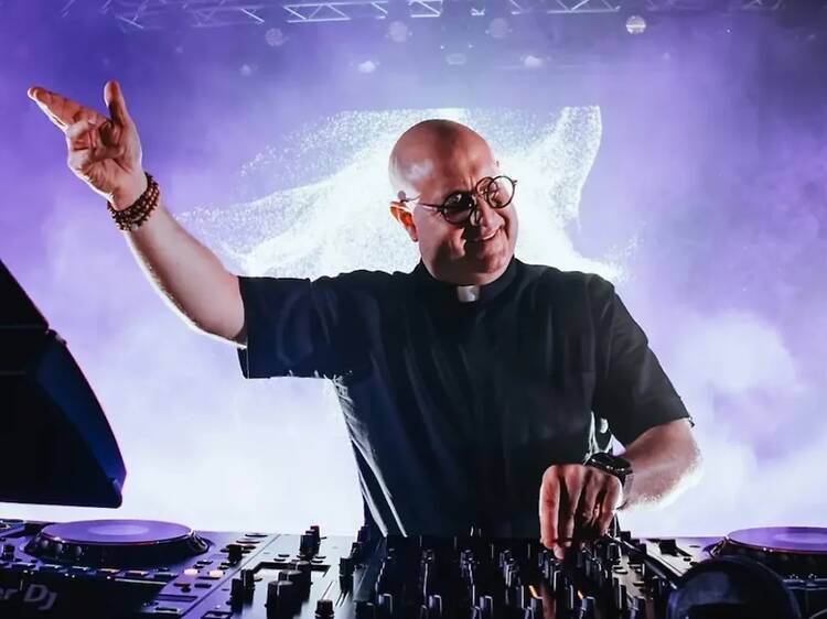 DJ Padre Guilherme at Plaza de Mayo DJ Padre Guilherme at Plaza de Mayo