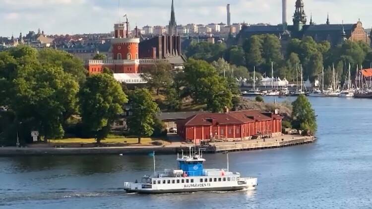 Sightseeing by sea Sightseeing by sea