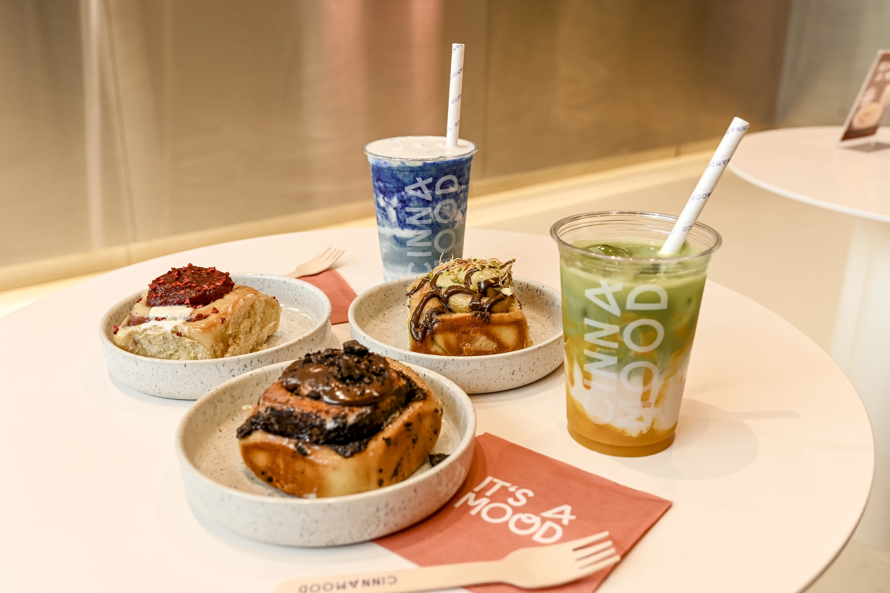 Rolinhos de framboesa, Oreo e Dream Dubai, com smoothie de Spirulina e bebida fria de manga e matcha