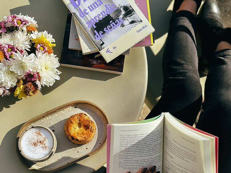 Medio Pan y un Libro