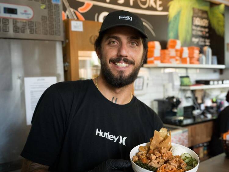 Let’s Poke, do bicampeão mundial de surfe Filipe Toledo, abre na Dias Ferreira