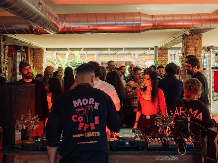Así es la curiosa rave diurna que mezcla café de especialidad y música electrónica: vuelve a Madrid una fiesta única para los amantes de la cafeína