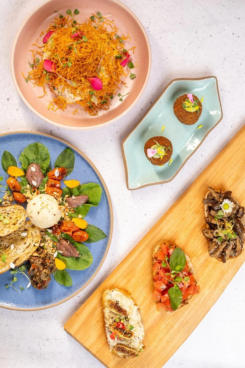 Entradinhas : Burrata Salpic&atilde;o Arancini de ab&oacute;bora  Trio de bruschettas