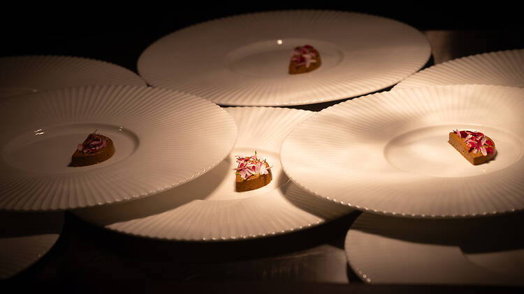 Lautasia päällekkäin ravintolassa Alma Helsingissä