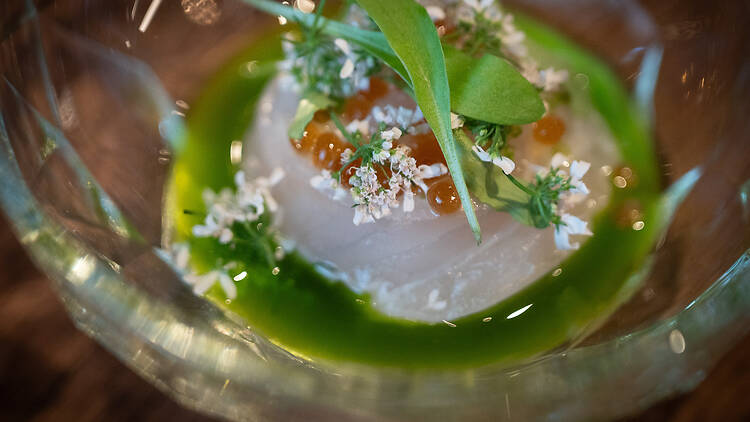 meribassia vihreässä kastikkeessa läpinäkyvällä lasilautasella