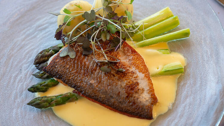 Paistettua siikaa ja vihreää parsaa maltankastikkeessa