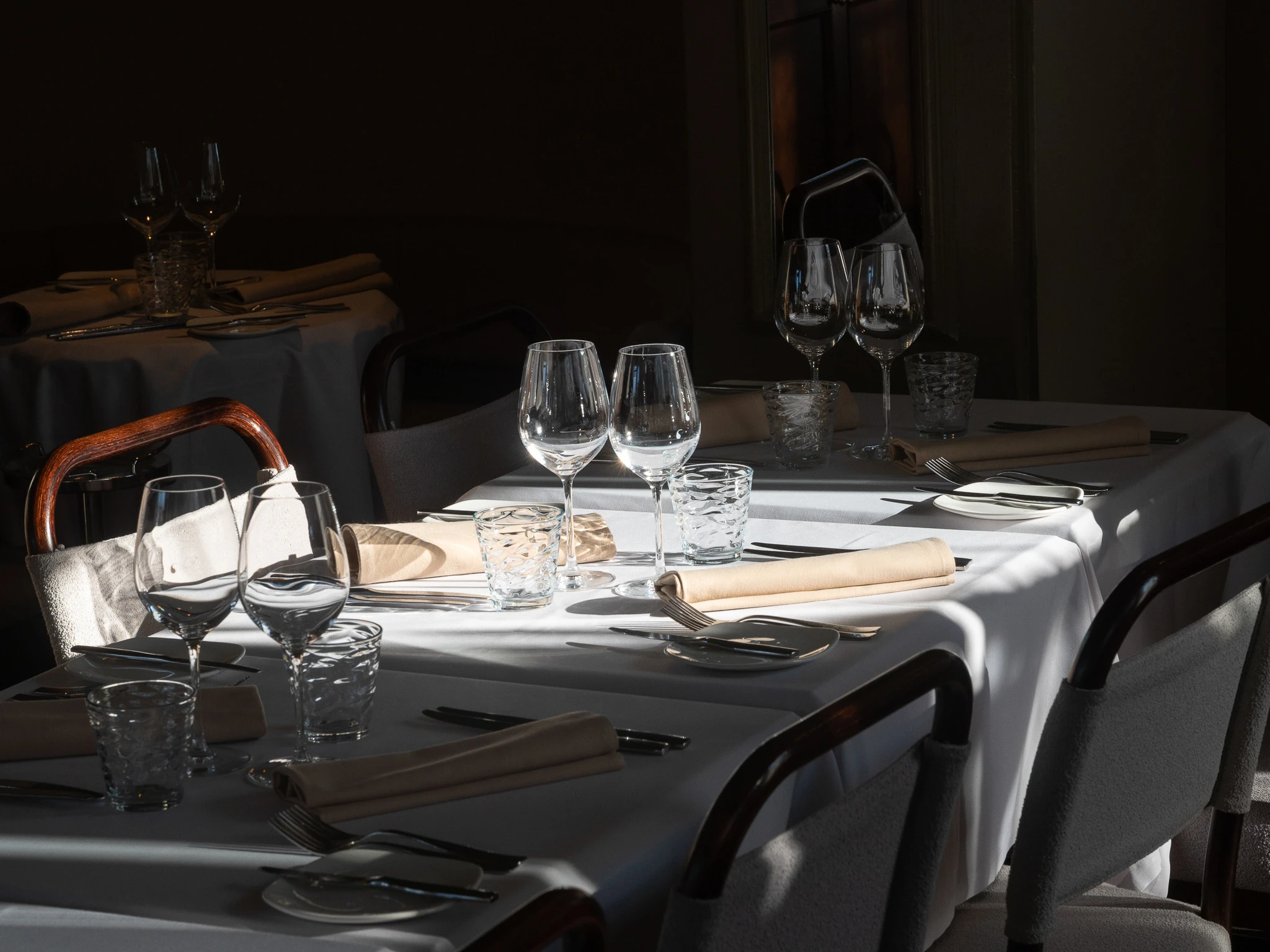 Auringonvalo lankeaa ravintola Kappelin p&ouml;yd&auml;lle, jolla on viinilaseja ja valkoinen p&ouml;yt&auml;liina