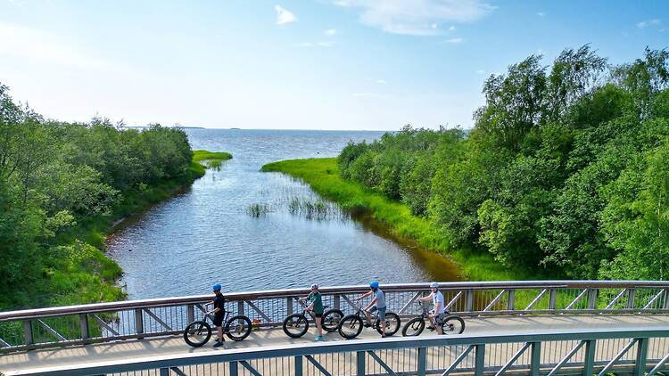 Cruise around the city on cycle highways