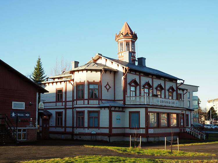 Stay overnight in a historic villa in Toppilansalmi