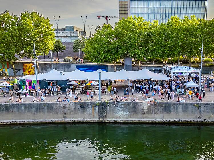 À Paris, cette terrasse XXL au bord de la Seine rouvre avec un nouveau chef