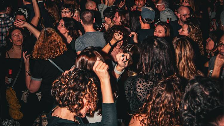 La gent encara balla i omple la sala Magic de Barcelona.