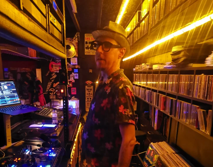 DJ Glasshat en la cabina del Magic 