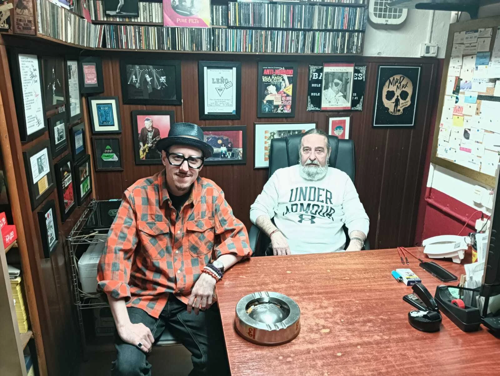 DJ Glasshat e Hilario Mar&iacute;a en la oficina del Magic