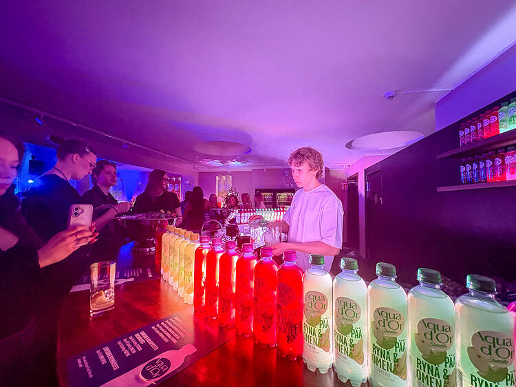 Helsinkiin avautui pop up -baari, joka on täysin ilmainen ja jossa tarjoillaan vain vettä