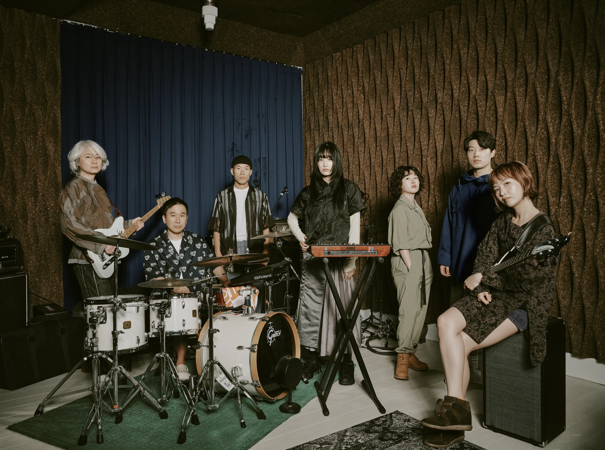 The seven members of LEENALCHI.