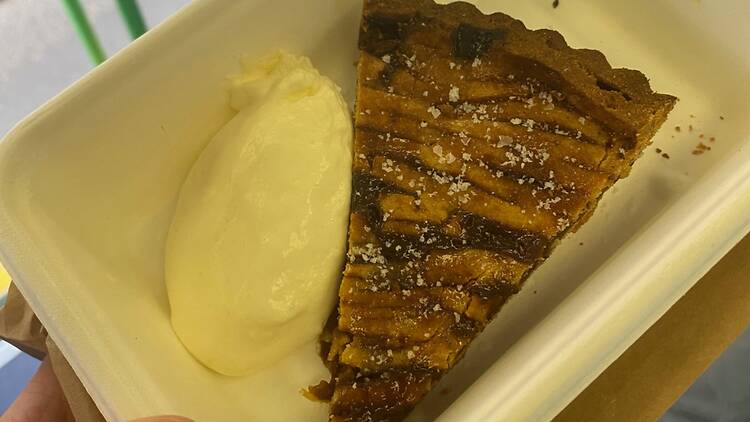 Banana tart with cream in a takeaway dish.