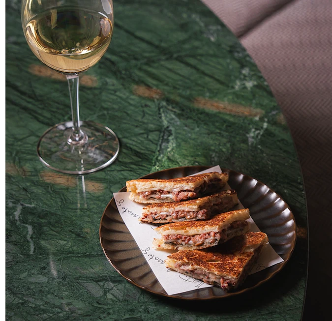 Bikini trufado con butifarra de perol, Bera 