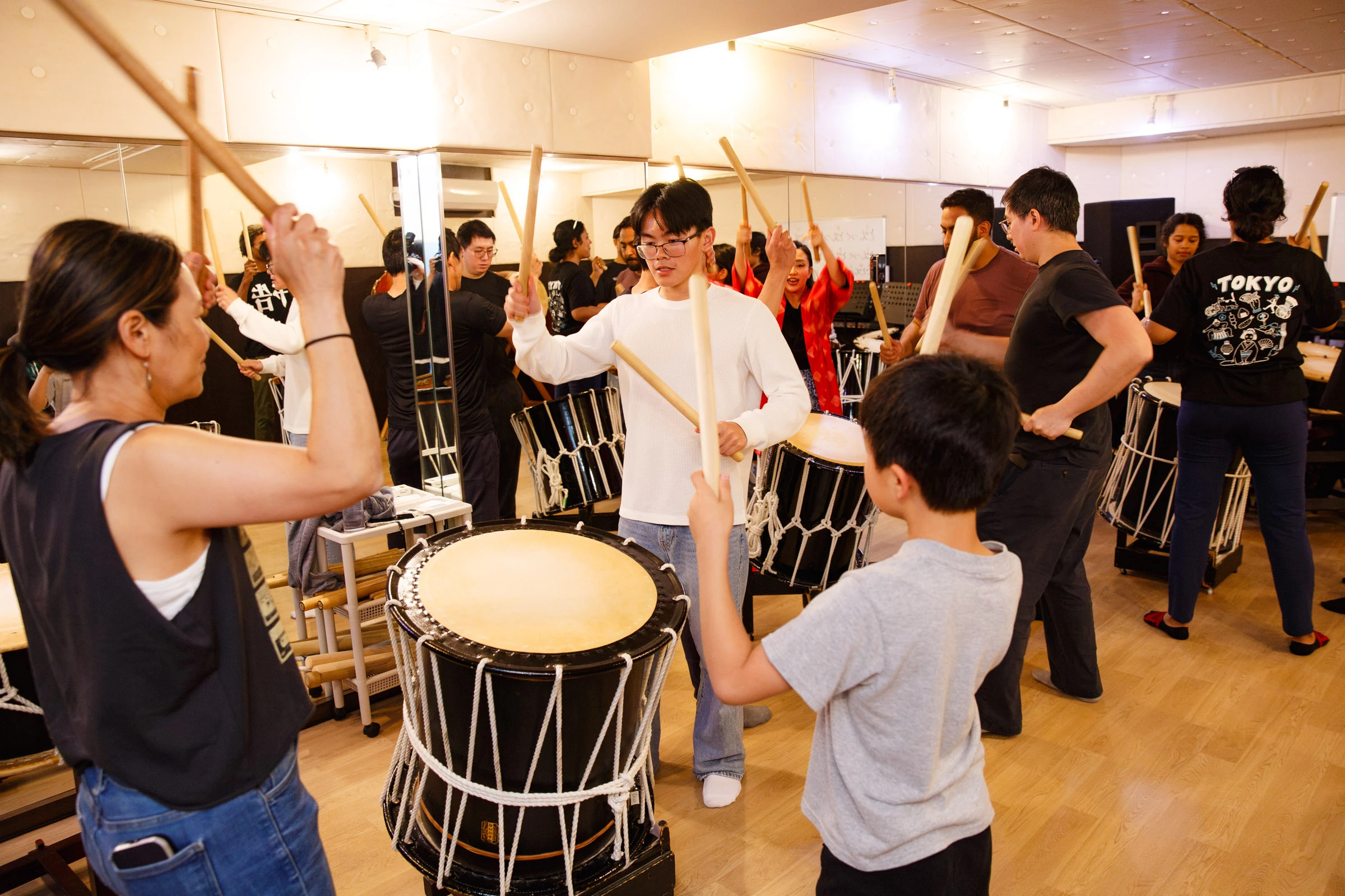 Class participants performing Buchiawase Daiko
