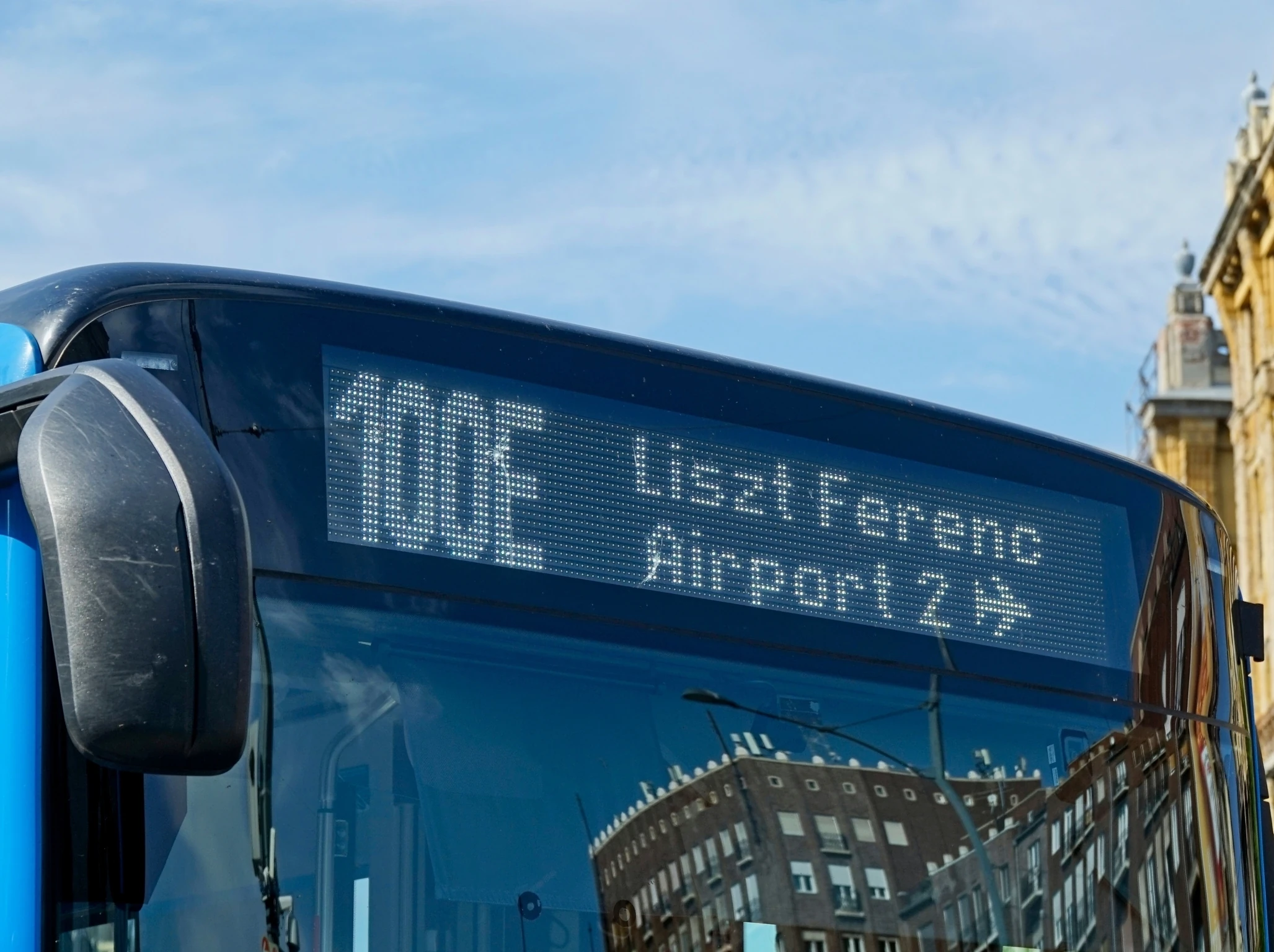100E rept&eacute;ri busz