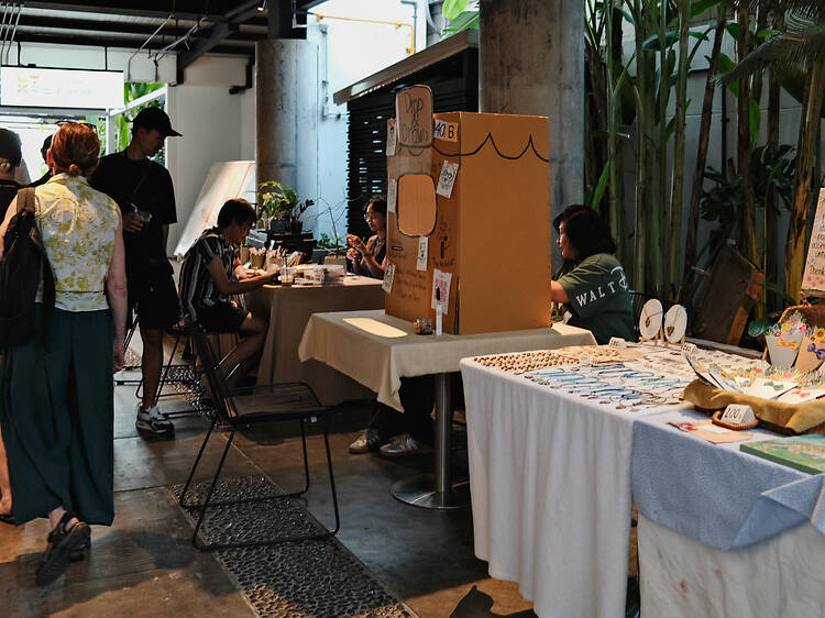 ตลาดนัดสายดีไซน์ที่รวมงานคราฟต์ ศิลปะ และเวิร์กช็อปไว้ในบรรยากาศชิลริมเจ้าพระยา