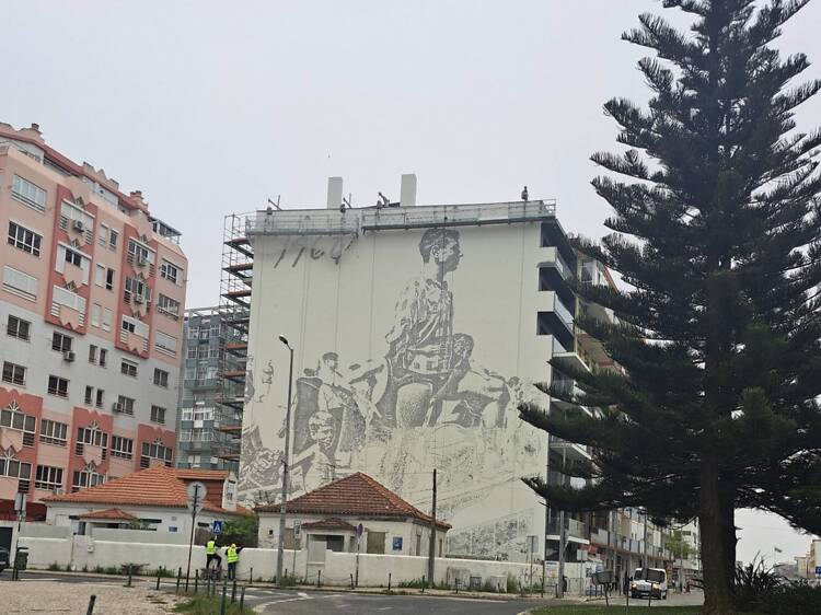 "Tarzan", o histórico nadador-salvador da Caparica, é homenageado por Vhils