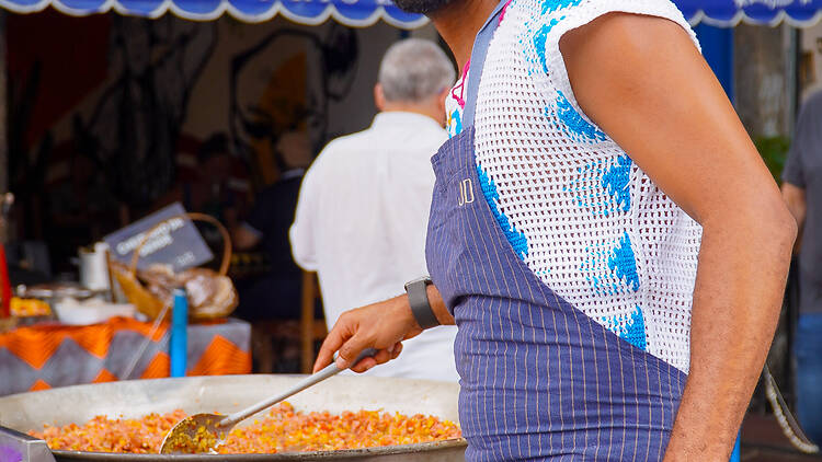 Chef João Diamante serve Arroz Odoyá na calçada do Dois de Fevereiro 